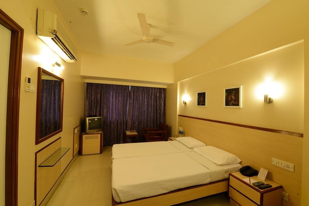 Hotel Woodland Pune Exterior photo
